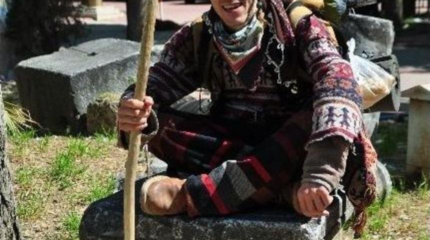 (&ouml;zel Haber) T&uuml;rk Seyyah 4 Yıldır Hi&ccedil; Para Harcamadan Diyar Diyar Geziyor