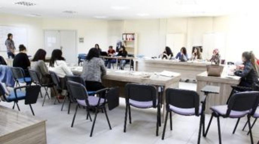 Kadın &Ccedil;alışanlara &Uuml;&ccedil; G&uuml;nl&uuml;k Eğitim