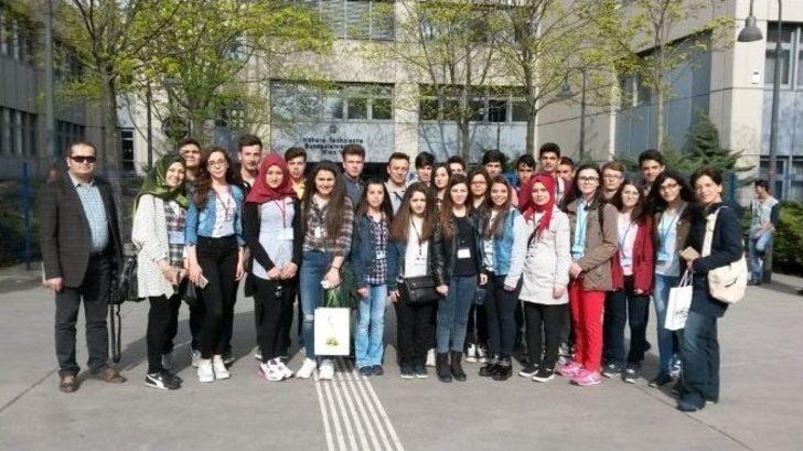 Burhaniye’de Sağlıkçı Gençler Viyana’dan Döndü G4