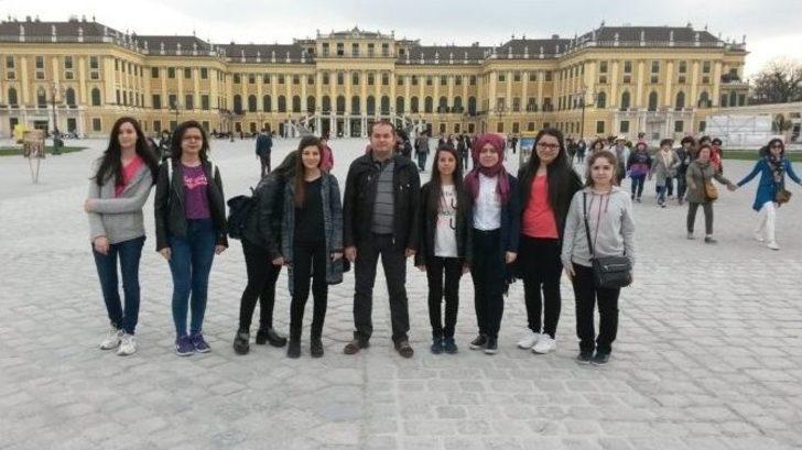 Burhaniye’de Sağlıkçı Gençler Viyana’dan Döndü G5