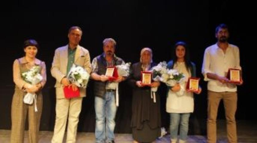 K&uuml;rt&ccedil;e Oyun Yazma Yarışması&rsquo;nın &Ouml;d&uuml;lleri Verildi