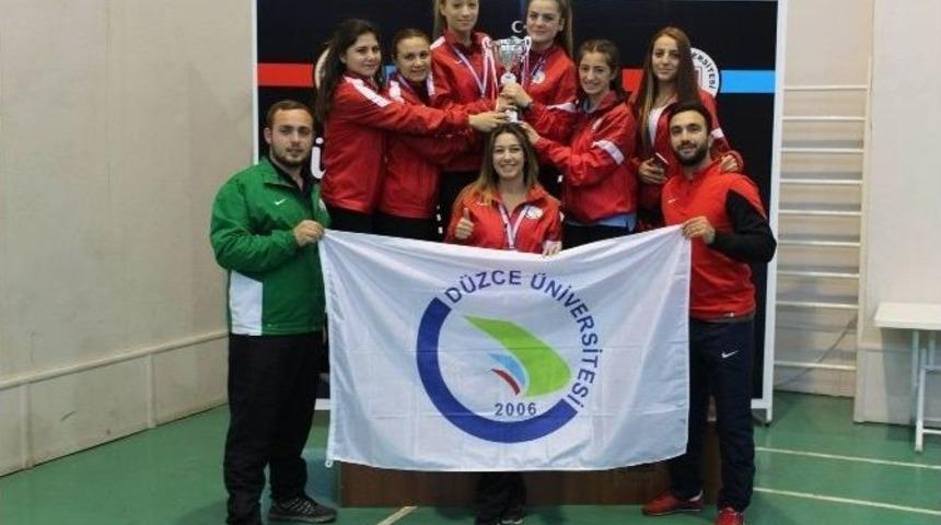 Karate Şampiyonasından Kupa İle D&ouml;nd&uuml;