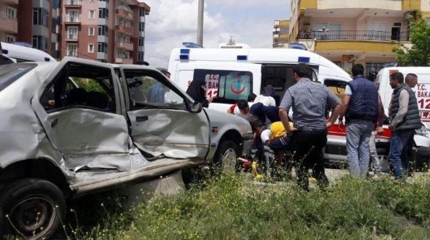 Yaralı Taşıyan Ambulansla Otomobil &Ccedil;arpıştı: 3 Yaralı