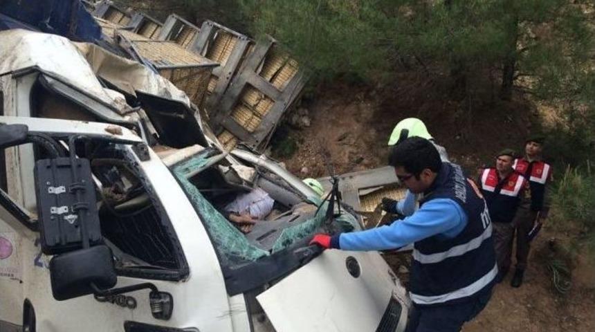 &Ccedil;al&rsquo;da Tır Devrildi: 1 &Ouml;l&uuml;