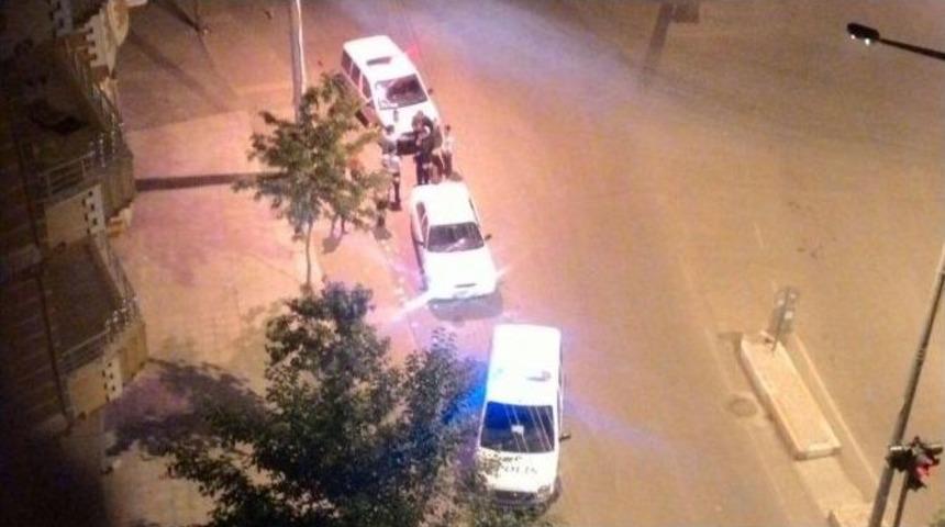 Sokak Ortasındaki Kavgaya Polisten M&uuml;dahale