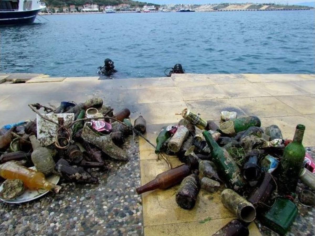 &Ccedil;eşme Koylarından İki Ton Atık &Ccedil;ıktı