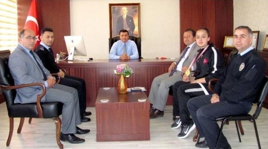 Kaymakam Eme&ccedil;&rsquo;ten Şampiyon G&uuml;nd&uuml;z&rsquo;e Altın