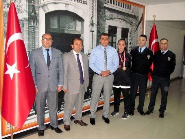 Kaymakam Eme&ccedil;&rsquo;ten Şampiyon G&uuml;nd&uuml;z&rsquo;e Altın 1