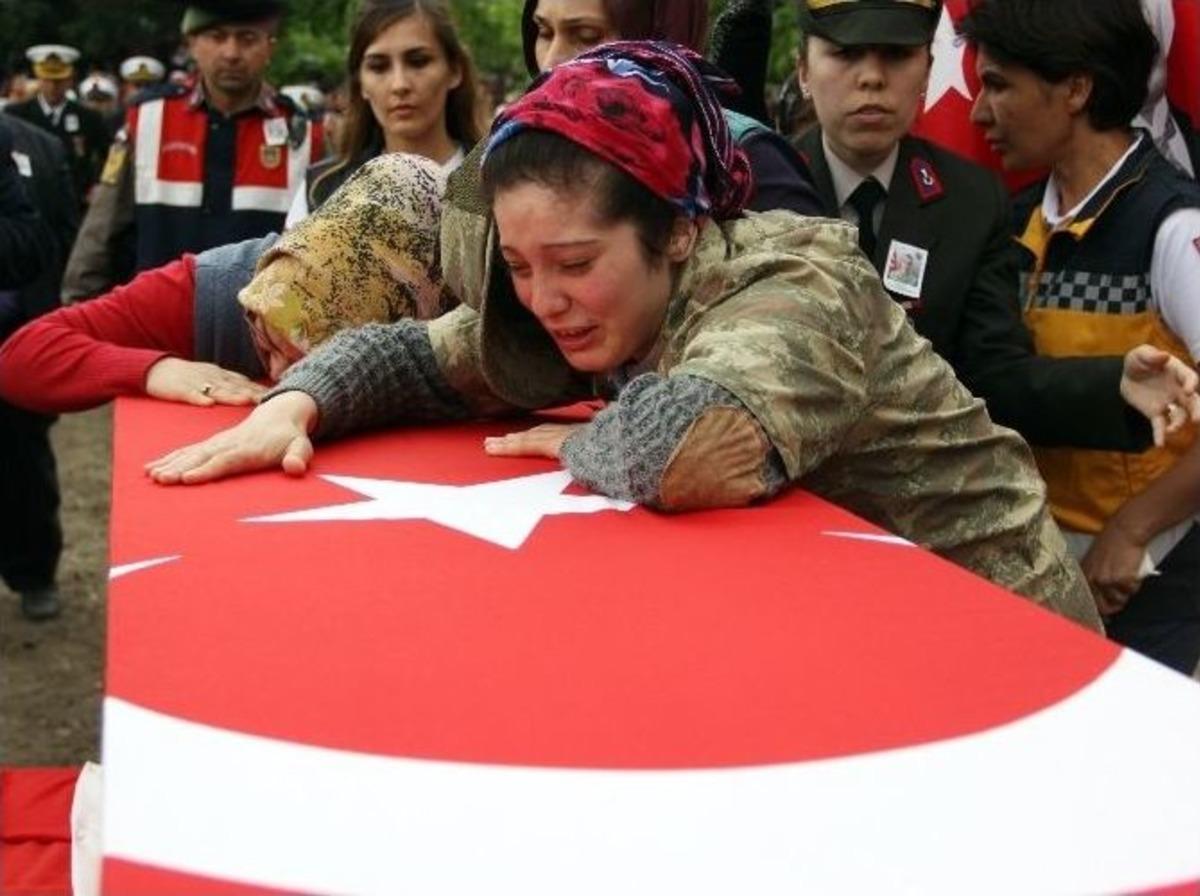 Abisini Asker &Uuml;niformasıyla Uğurladı