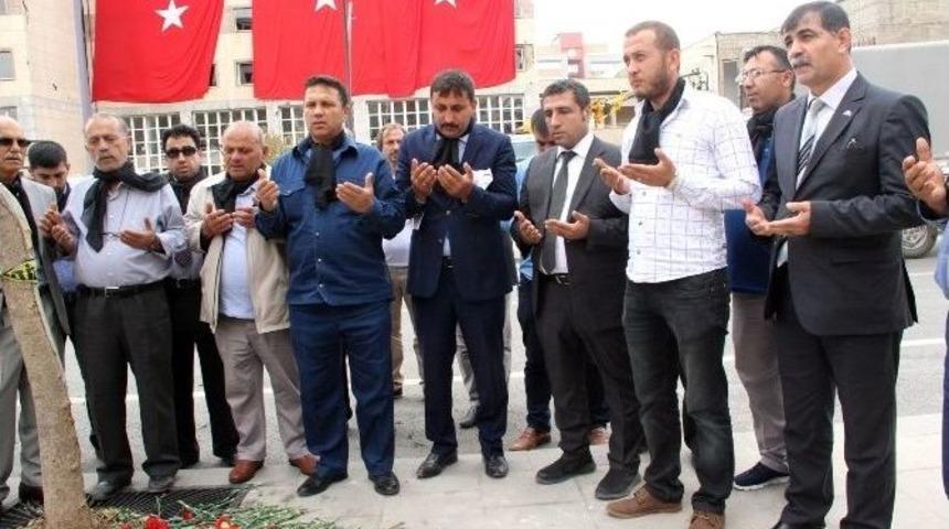 Mhp&rsquo;liler Saldırının Yapıldığı Yere Karanfiller Bıraktı