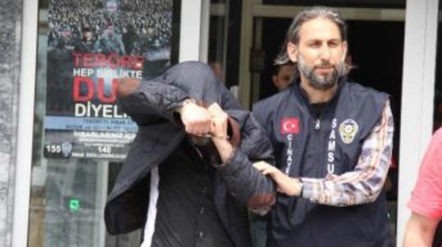 Arkadaşını Bı&ccedil;akladı