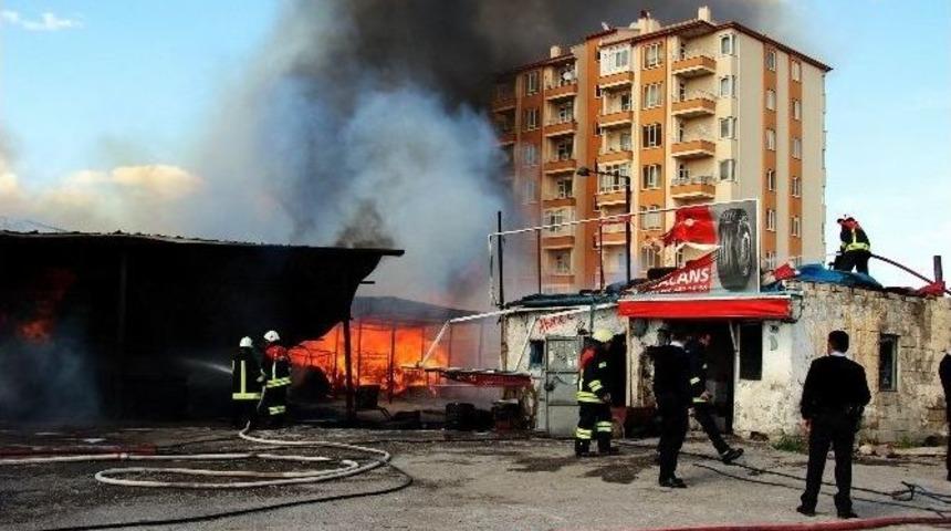 Kayseri&rsquo;de Kereste Ve İnşaat Malzemeleri İmalathanesinde Yangın