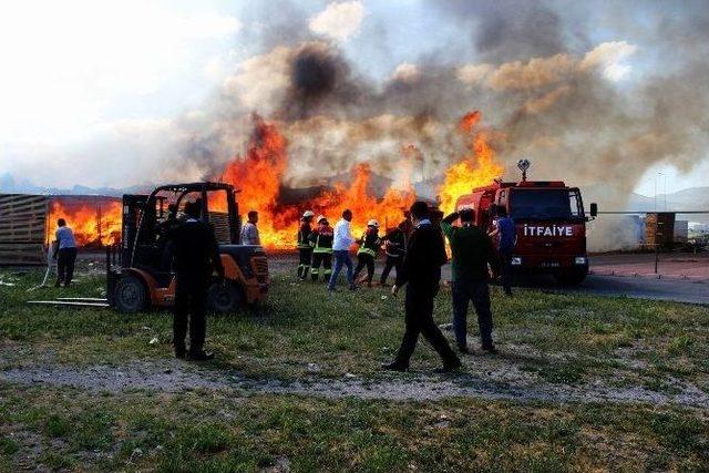 Kayseri’de Kereste Ve İnşaat Malzemeleri İmalathanesinde Yangın