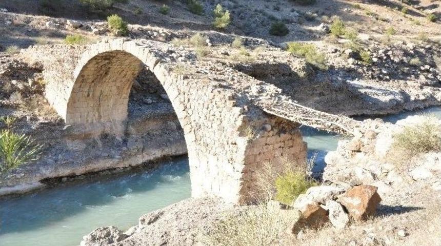 Tarihi K&ouml;pr&uuml;ye Ağa&ccedil;tan Ek Yapıldı