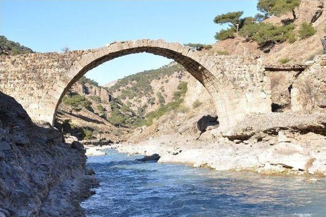 Tarihi Köprüye Ağaçtan Ek Yapıldı