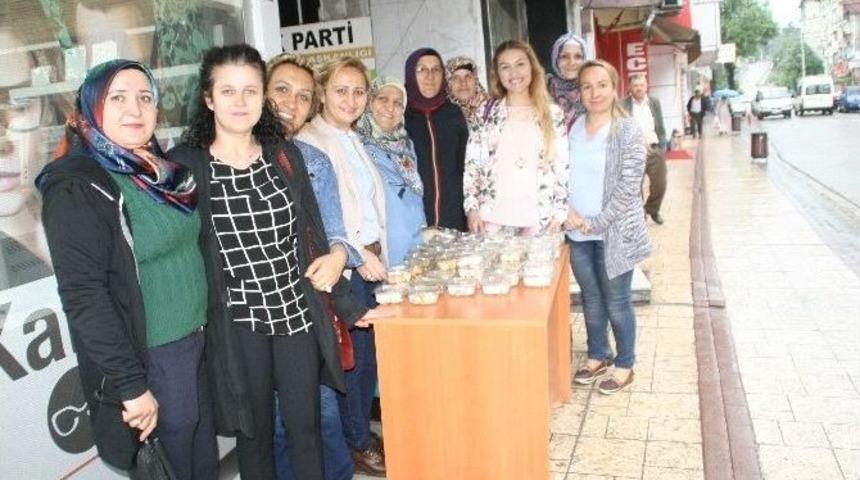 Ak Parti Devrek Kadın Kollarından Vatandaşlara Lokma İkramı
