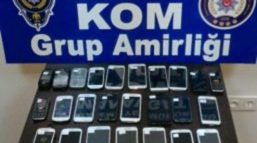 Antalya&rsquo;da G&uuml;mr&uuml;k Ka&ccedil;ağı 32 Cep Telefonu Ele Ge&ccedil;irildi