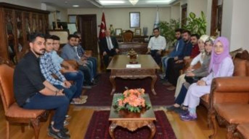 T&uuml;gva&rsquo;dan, &Uuml;niversiteye Ziyaret