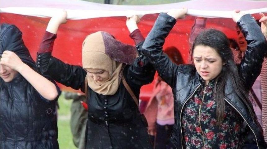 &Uuml;niversiteli &Uuml;lk&uuml;c&uuml;ler T&uuml;rk&ccedil;&uuml;l&uuml;k G&uuml;n&uuml;&rsquo;nde Y&uuml;r&uuml;d&uuml;