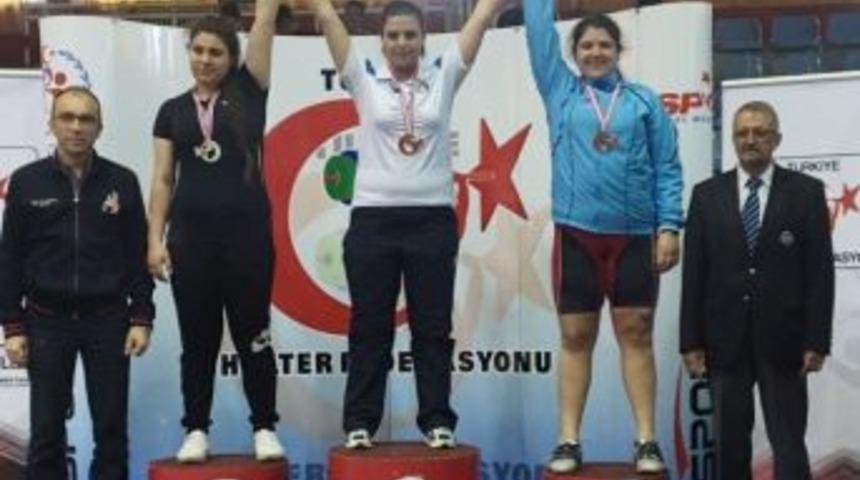 Gen&ccedil; Bayan Haltercilerden Konya&rsquo;da İki Derece