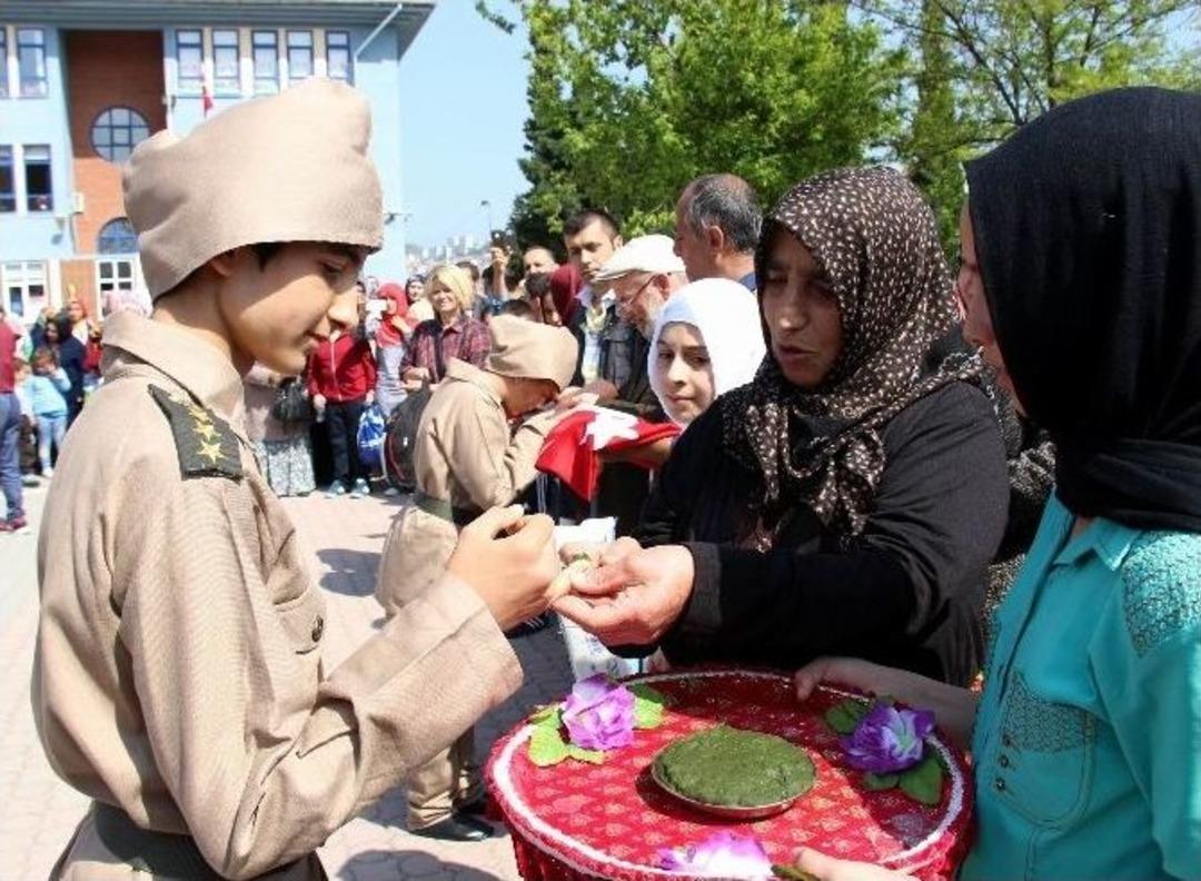 &Ouml;ğrenciler Kına Yakılarak &Ccedil;anakkale&rsquo;ye Uğurlandı