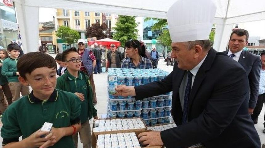 Bolu Belediyesi Vatandaşlara Etli Pilav Dağıttı