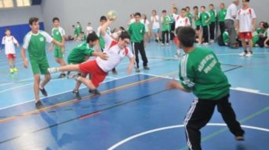 Spor Şenlikleri&rsquo;nde Hentbol Ş&ouml;leni Yaşandı