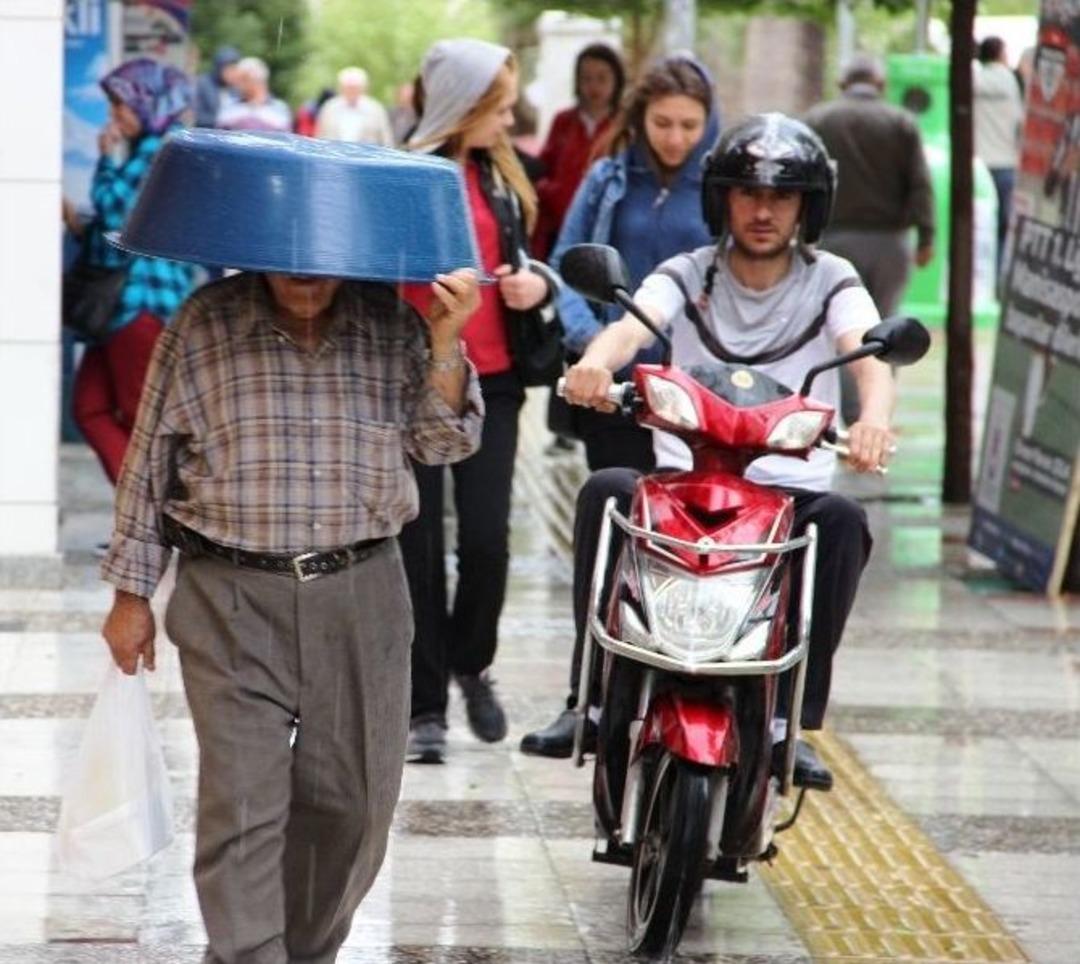 Manisalı Şiddetli Yağışa Hazırlıksız Yakalandı