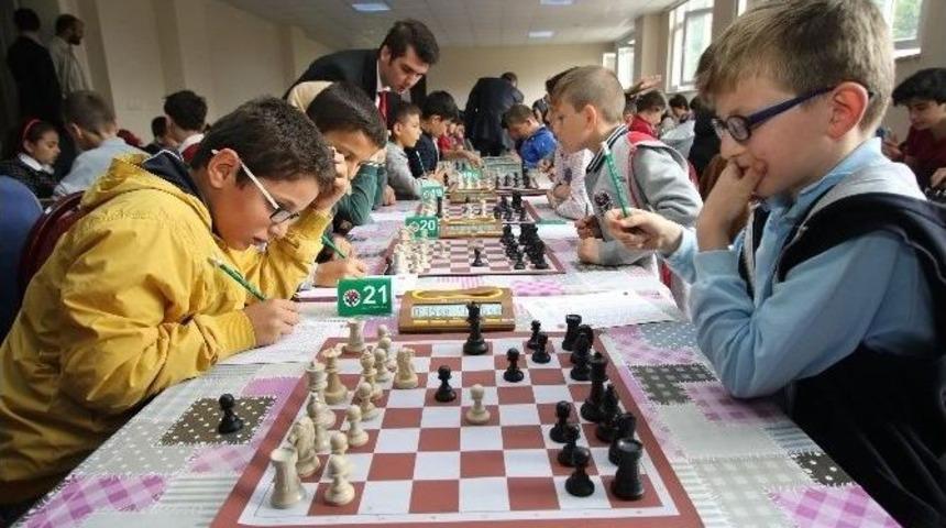 Akyazı Belediyesi Spor Şenliklerinde Satran&ccedil; Turnuvasına Rekor Katılım