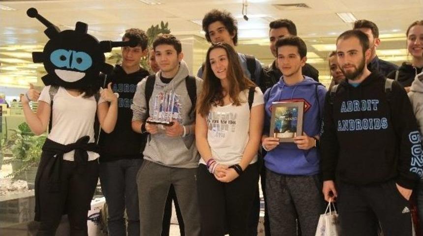 T&uuml;rk &Ouml;ğrenciler Amerika&rsquo;dan &Ouml;d&uuml;lle D&ouml;nd&uuml;