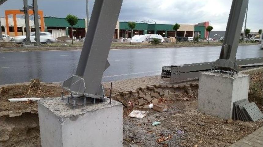 Kazalı Kamyonu Taşıyan Tır &Uuml;st Ge&ccedil;ide &Ccedil;arptı