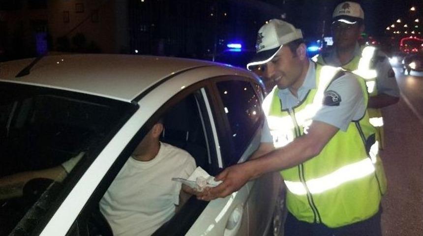 Trafik Polislerinden S&uuml;r&uuml;c&uuml;lere Kandil Lokumu