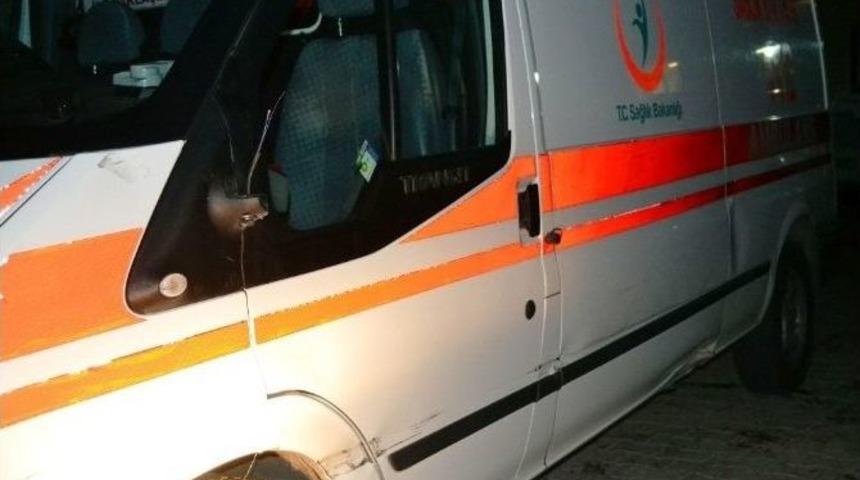 &Ouml;nce Ambulansa Sonra Direğe &Ccedil;arpan Motosikletli Hayatını Kaybetti