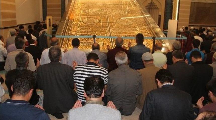 Elazığ&rsquo;da Mira&ccedil; Kandilinde Camiler Doldu Taştı