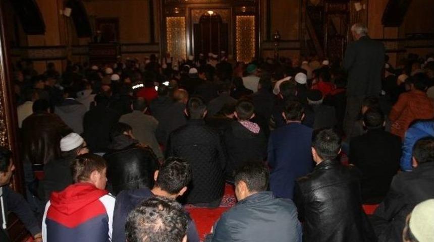 Mira&ccedil; Kandili&rsquo;nde Yozgatlılar Camilere Akın Etti