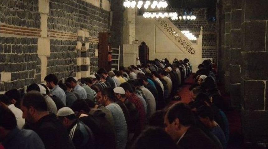 Diyarbakır&rsquo;da Camilerde Kandil Yoğunluğu