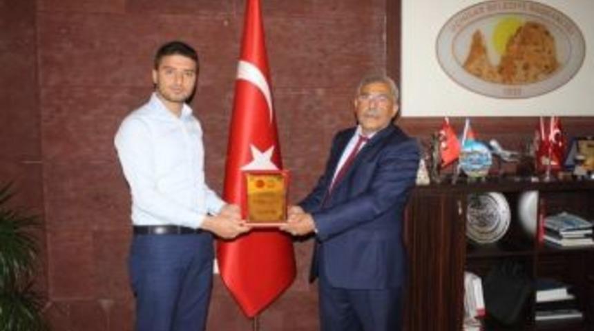 Başkan Karaaslan&rsquo;a, T&uuml;rkiye &Ouml;ğrenci Meclisi&rsquo;nden Teşekk&uuml;r Plaketi