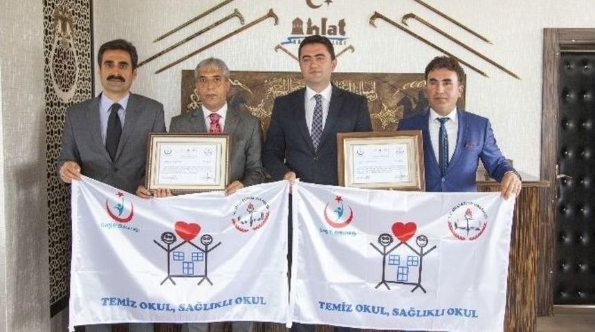 Ahlat&rsquo;ta İki Okul Beyaz Bayrak Aldı