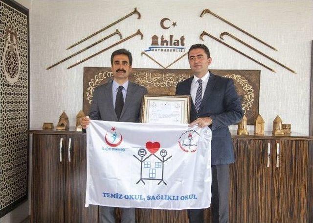 Ahlat’ta İki Okul Beyaz Bayrak Aldı