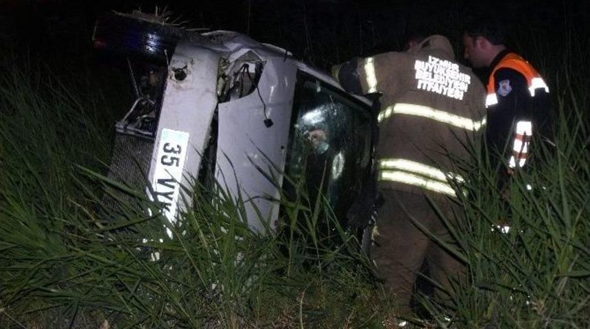 Aliağa&rsquo;da Yoldan &Ccedil;ıkan Otomobil Takla Attı: 2 Yaralı