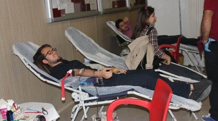 &Uuml;niversitelilerden Kızılay&rsquo;a Kan Bağışı Seferberliği