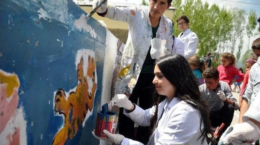 (&ouml;zel Haber) &Ouml;ğrencilere Okulu Sevdirmek İ&ccedil;in Duvara Resim &Ccedil;izdiler