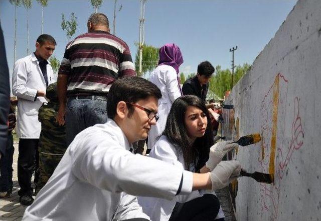 (özel Haber) Öğrencilere Okulu Sevdirmek İçin Duvara Resim Çizdiler