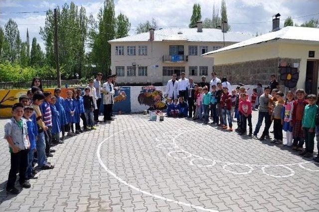 (özel Haber) Öğrencilere Okulu Sevdirmek İçin Duvara Resim Çizdiler