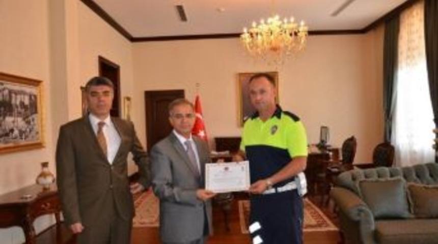 Kilis&rsquo;e D&uuml;şen Rokette Yaralılara İlk M&uuml;dahaleyi Yapan Polis Memuru &Ouml;d&uuml;llendirildi