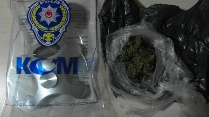 İzmir&rsquo;de Uyuşturucu Operasyonu: 2 Zanlı Tutuklandı