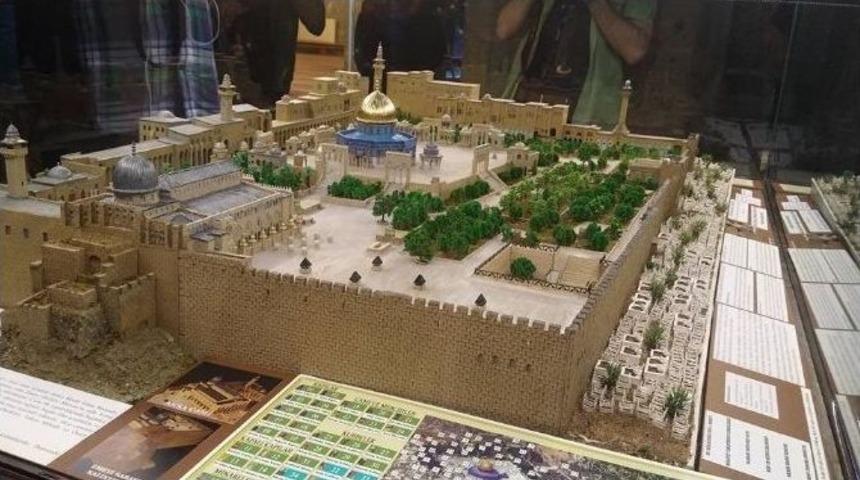 D&uuml;nyada, Aslına Uygun Yapılmış İlk Mescid-i Aksa Maketi Ulu Camii&rsquo;de Sergilenmeye Başlandı