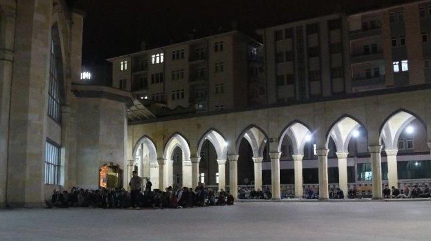 Mira&ccedil; Kandilinde Camiler Doldu Taştı