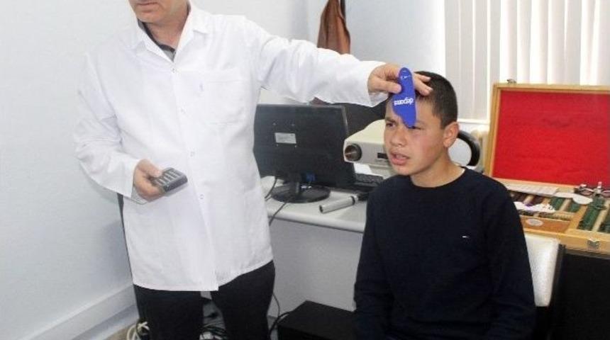 Kale İl&ccedil;esinde &Ouml;ğrencilere G&ouml;z Taraması Yapılıyor