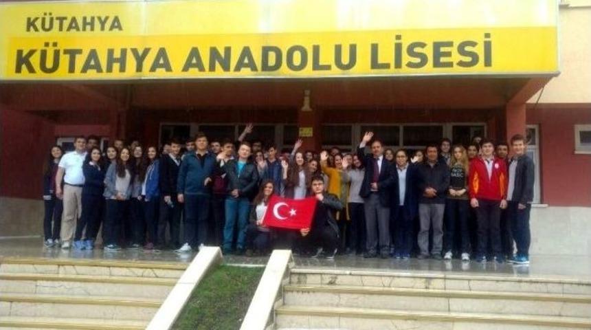 K&uuml;tahya Anadolu &Ouml;ğretmen Lisesi &Ouml;ğrencilerinden &Ouml;rnek Davranış